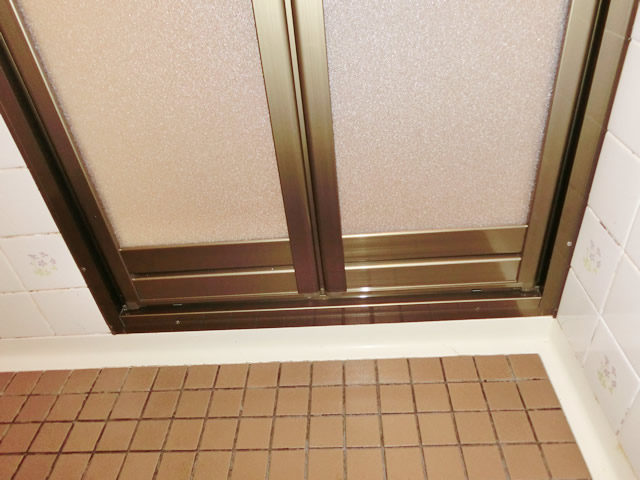 浴室ドアから浴室中折れドアへの取替工事　施工事例　名古屋市中川区